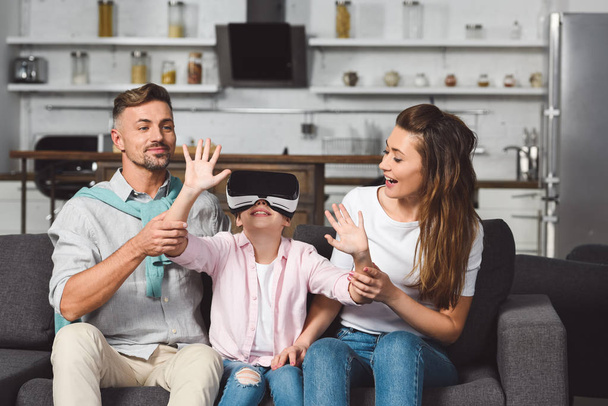 ül a kanapén a virtuális-valóság sisak szülők lánya - Fotó, kép