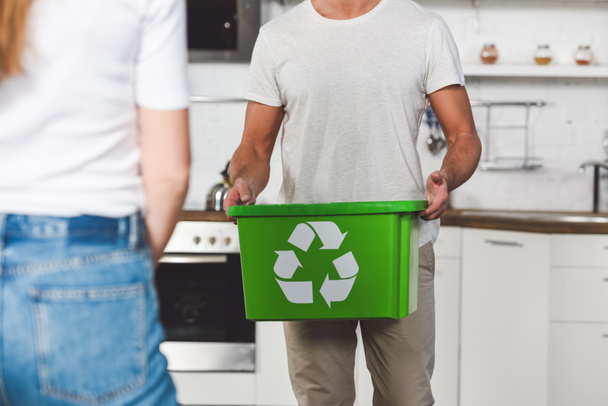 cropped with of man standing with green recycle box at kitchen - Foto, Imagem
