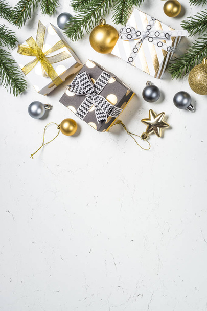 Coffret cadeau noir, argent et or et décorations sur blanc
. - Photo, image