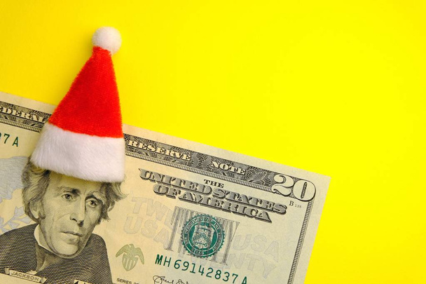 L'image du Père Noël Jackson sur le billet de vingt dollars des États-Unis. Le concept de dépenses financières pour Noël. Consommation ou profit, dette ou coûts des Américains pour la nouvelle année. Espace de copie
. - Photo, image