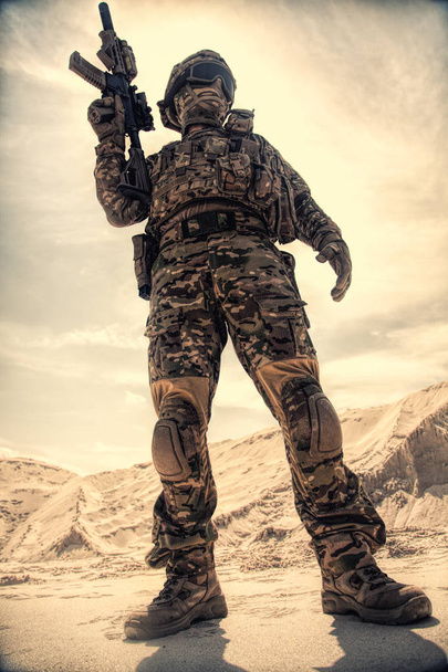 Militar airsoft soldado recreación participante con rifle
 - Foto, Imagen