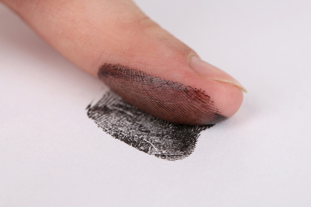 Отпечатки пальцев на белом
 - Фото, изображение