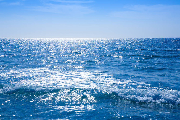Mer Méditerranée bleue à la surface scintillante
. - Photo, image