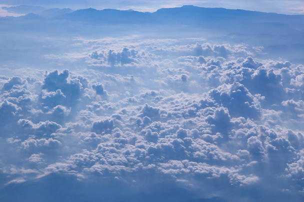 Lot nad chmury. Wspaniała panorama z okna samolotu z białe chmury. Latające nad białe chmury. Białe chmury poniżej. Piękną panoramę z nieba - Zdjęcie, obraz