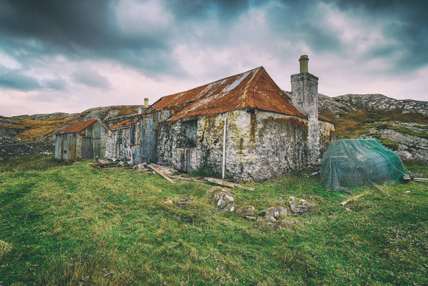 A derelict cottage at Quidnish on the Isle of Harris in Scotland - Zdjęcie, obraz