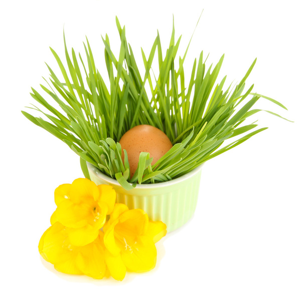 Easter egg in bowl with grass on table isolated on white - Foto, Imagem