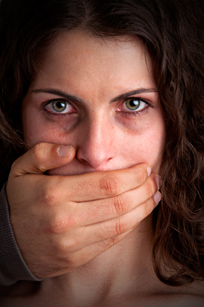 Femme réduite au silence par un mari agressif
 - Photo, image