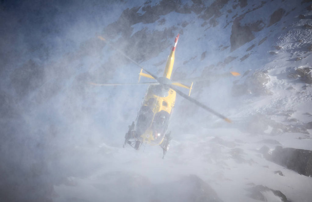hélicoptère jaune dans les montagnes
 - Photo, image