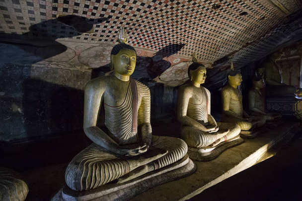 Buddha statues inside Dambulla Cave Temple, Sri Lanka - Foto, Imagen