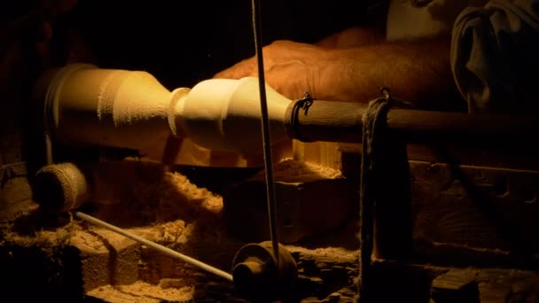 Старий чоловік, що працюють на стародавніх дерев'яних токарні під час реконструкція в Брено (Італія) на 12 серпня 2018. - Кадри, відео