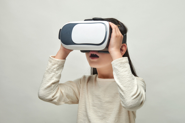 Улыбающаяся девушка в очках виртуальной реальности
 - Фото, изображение