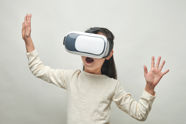 Lachende meisje met bril van virtual reality - Foto, afbeelding