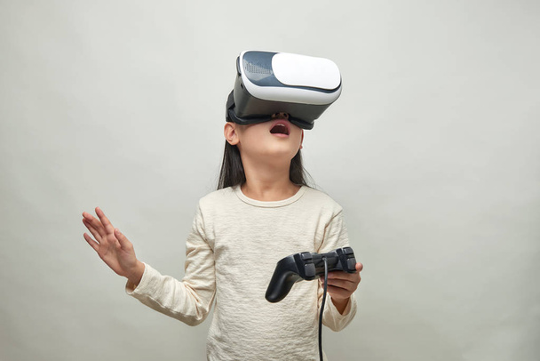 Lachende meisje met bril van virtual reality - Foto, afbeelding