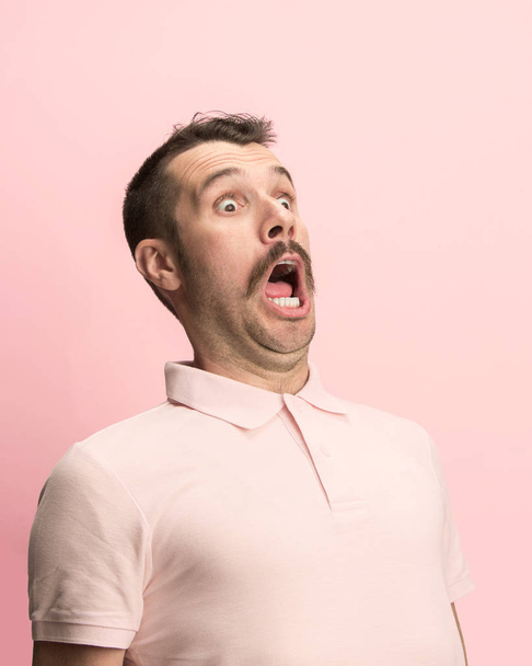 The man screaming with open mouth isolated on pink background, concept face emotion - Foto, afbeelding