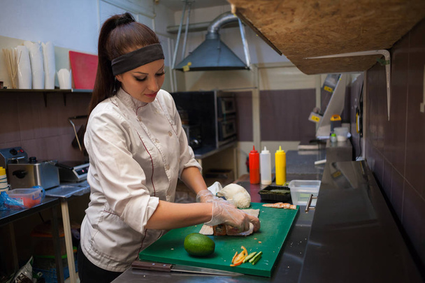 žena kuchař připravuje sushi v restauraci kitchen jídlo - Fotografie, Obrázek