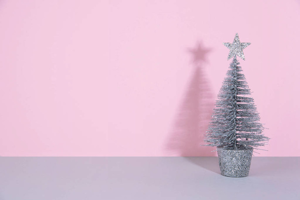 Christmas tree over pink background. - Foto, imagen