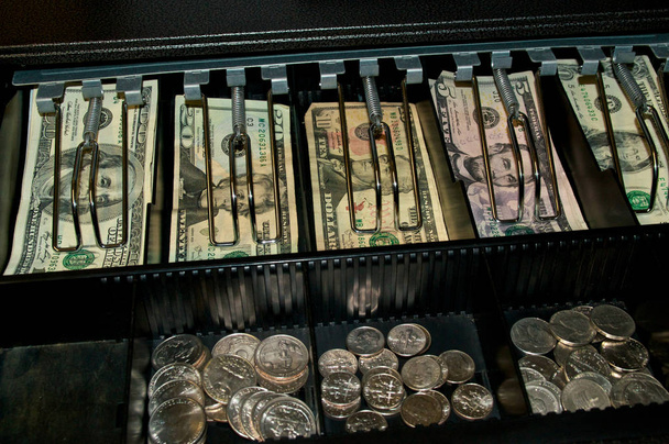 Kiskereskedelmi készpénzes fiók nyitott megjelenítő különböző típusú amerikai valuta pénz és változás a pénztárosok szemszögéből. 100% -ban látható szemcse - Fotó, kép