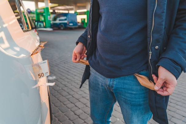 samochód na stacji benzynowej. wzrost cen benzyny. człowiek pokazuje pusta kieszeń koncepcja pieniądze - Zdjęcie, obraz