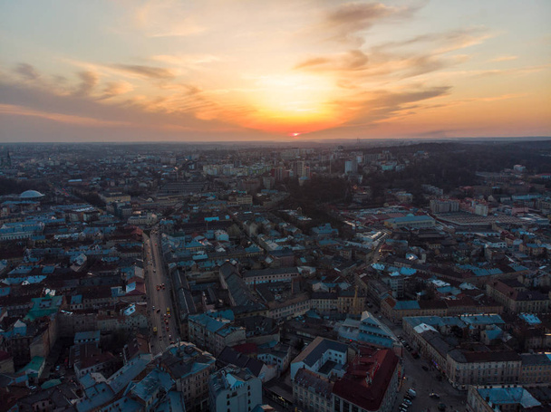 szépség naplemente régi európai város felett. a madártávlatból nézet - Fotó, kép