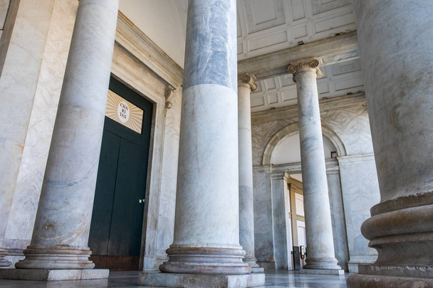 Las columnas de la Iglesia de San Francesco di Paola. Atracción de Nápoles en Italia
. - Foto, imagen
