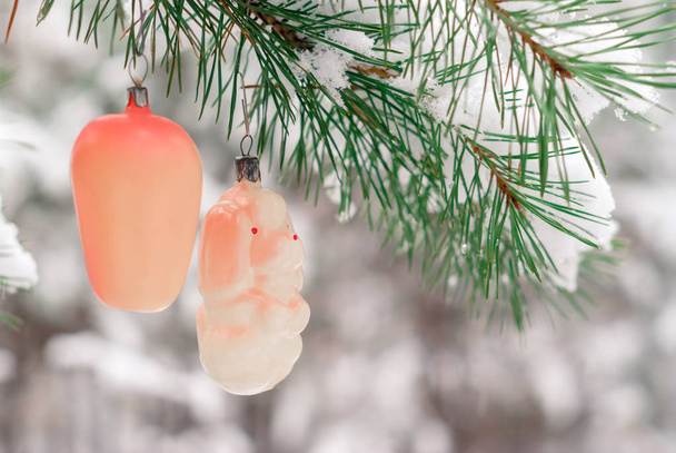 decorações de Natal vintage em um abeto animado na floresta de inverno nevado ao ar livre
 - Foto, Imagem