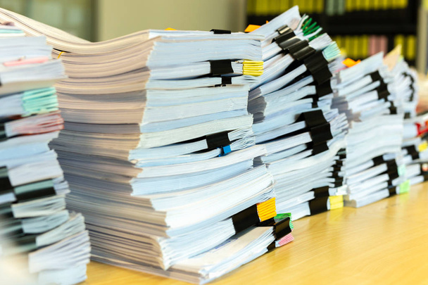 Montón de documentos inacabados en el escritorio de la oficina
 - Foto, Imagen
