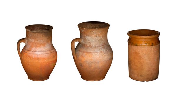 alte Tonkrüge und eine Vase. isoliertes Bild - Foto, Bild