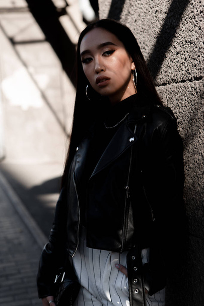 Ulice stylový portrét dívky asijského vzhledu na ulicích města za slunečného dne - Fotografie, Obrázek