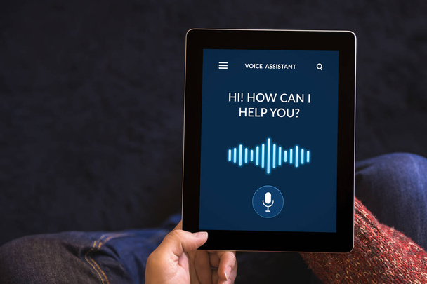 Ruce držící digitální tabletový počítač s konceptem asistent hlas na obrazovce. Veškerý obsah obrazovky je navržen podle mě. Pohled shora - Fotografie, Obrázek