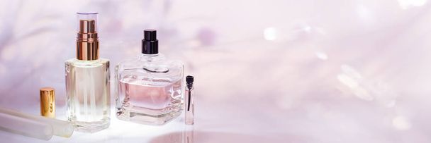 Inne perfumy i Próbnik na różowym tle kwiatów. Perfumy kolekcja, kosmetyki Banner - Zdjęcie, obraz