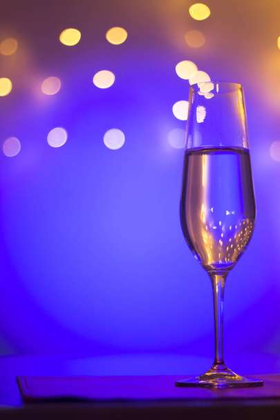 Champanhe espumante copo de vinho de prosecco cava em bar de festa discotque durante o casamento em Ibiza Espanha com luzes atrás
. - Foto, Imagem
