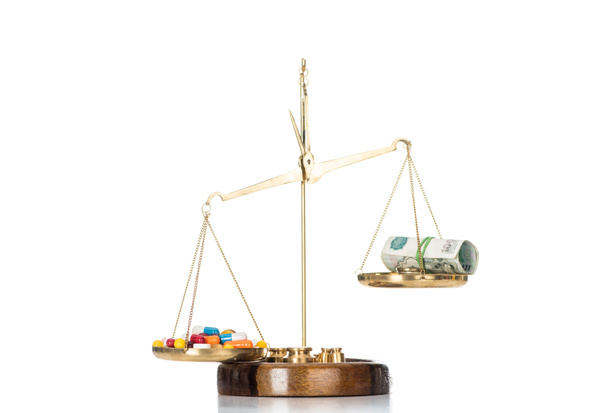 échelles avec diverses pilules colorées et argent comptant russe isolé sur blanc
 - Photo, image
