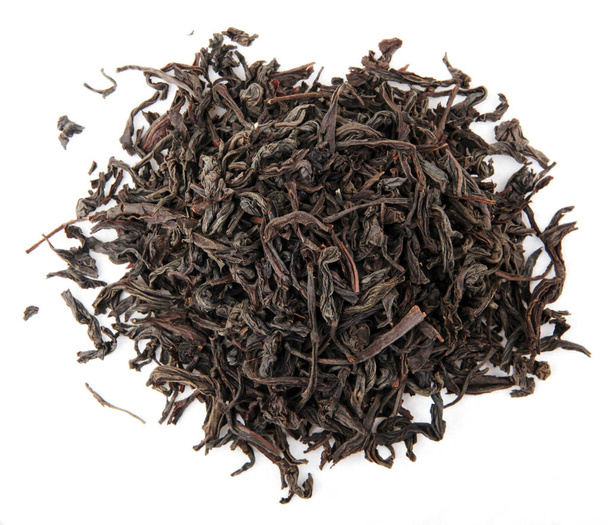 черный чай листья изолированы на белом фоне - Фото, изображение