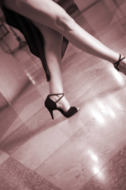 ボールルームラテンsalsa熱いですセクシー女性ダンサーダンスで現代スポーツダンスショーでスリム長い脚, - 写真・画像