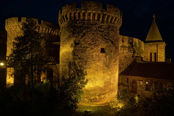 Dos torres de piedra, en la fortaleza de Belgrado por la noche en Serbia
 - Foto, Imagen
