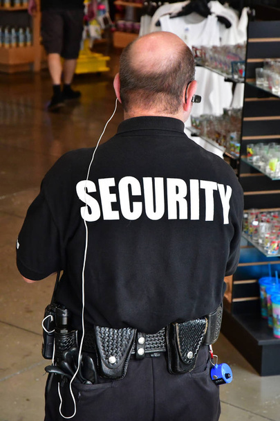 Los Ángeles, EE.UU. - 16 de julio de 2016: hombre de seguridad en una tienda en Hollywood boulevard
 - Foto, imagen