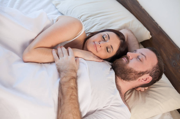 hombre y mujer, marido y mujer se despertaron en la mañana después del sueño
 - Foto, imagen
