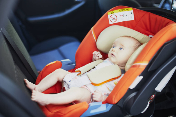 2 month old baby girl in car seat. Safe car trips for infants - Foto, Bild