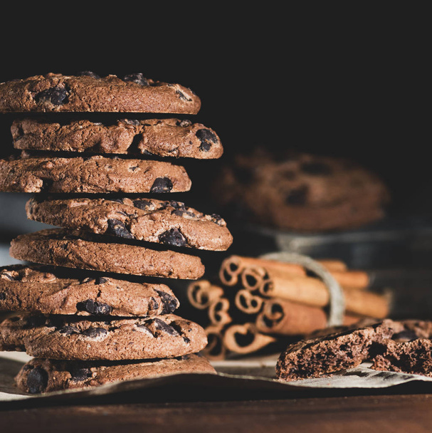 stack of round chocolate chip cookies on brown paper, close up - Фото, зображення
