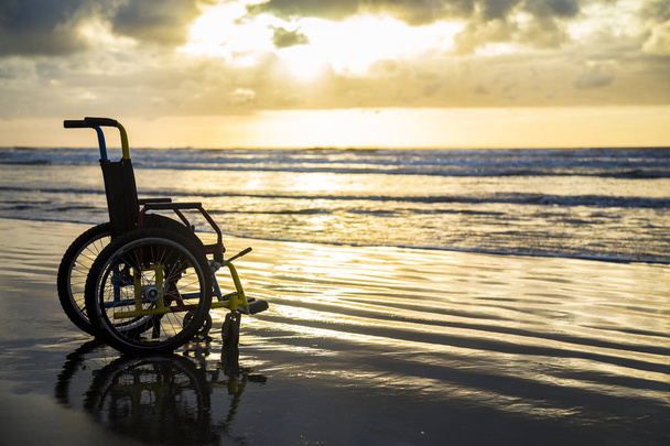 захід сонця дитячий схожий на інвалідний візок горизонт пісок
 - Фото, зображення