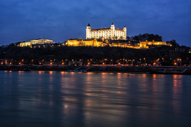 Kasteel en kamer van het Parlement is mirroring in Donau, Slowakije. Panoramische foto van de nacht. Reisbestemming. - Foto, afbeelding