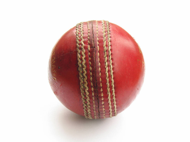 Vieux ballon de cricket rouge
 - Photo, image
