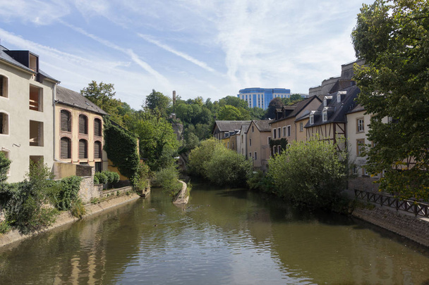 Alzette rivier met huizen in Luxemburg van Munster straat Rue - Foto, afbeelding