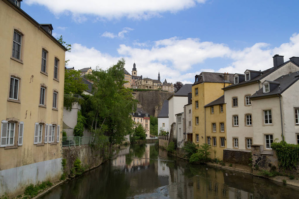 Alzette říční scéna v Lucembursku od ulice Rue Munster - Fotografie, Obrázek