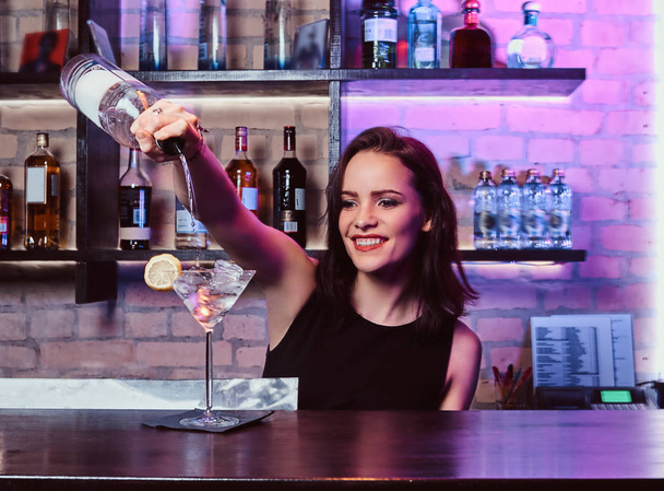 Krásná dívka barman připravuje alkoholické koktejly s vodkou - Fotografie, Obrázek