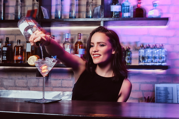 Una bella barista ragazza prepara un cocktail alcolico con vodka
 - Foto, immagini