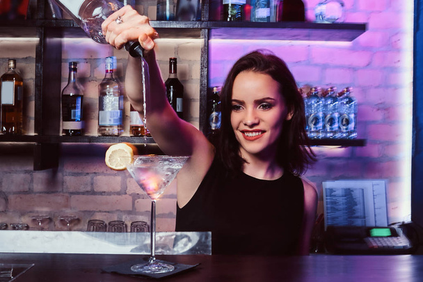 Piękna dziewczyna barman przygotowuje koktajl alkoholowy z wódką - Zdjęcie, obraz