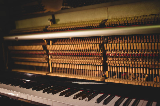 Detail ze staré klávesnice klavíru na workshop - Fotografie, Obrázek
