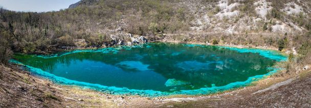 Lago di Cornino color turchese a causa del gesso solfato di calcio in acqua nei pressi di Udine in Italia
 - Foto, immagini