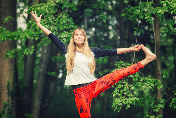piękna młoda kobieta robi joga w parku - Zdjęcie, obraz